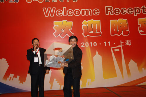 中國電子學會副理事長兼秘書長劉汝林先生抽取iPad大獎