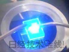   發光試驗中的LED元件。基板尺寸：1cm見方，元件尺寸：0.3mm見方，注入電流：約200mA，中心波長：450nm 