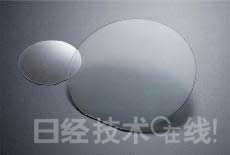GaN晶圓。左為2英寸產品，右為4英寸產品