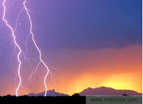 【導讀】處于空間變化的強電磁場中的物體，由于電磁感應，在其內部就會產生很高的感應電動勢，很容易造成意外。現在家用電器的也采取了各種相應的防護措施，特別是雷電的防護，不要以為在家里的電器就不怕雷電哦，&ldquo;家里&rdquo;也不安全的，所以雷天下電器防雷常識還是不可少的。  家用電器的防護，除了避免人為損壞外，諸多不可抗力因素所帶來的損壞也要采取相應的防護措施，特別是雷電的防護。雷電流在50～100微秒的時間內，從０變化到幾萬安，再由幾萬安變化到０，在其周圍空間會產生瞬變的強電磁場。處于空間變化的強電磁場中的物體，由于電磁感應，在其內部就會產生很高的感應電動勢。以前，由于它的成災概率極小，沒有引起人們的注意，但隨著微電子技術的重大進展，超大規模集成電路誕生，它的能耗小、靈敏度極高等特點，使得其容易被損壞。          在建筑物內，大量布設著各種導體線路。當建筑物遭受雷擊或其周圍發生雷擊時，雷電流將在建筑物內部空間產生瞬態磁場脈沖，這種磁場脈沖干擾上述回路后，將在回路中感應出瞬態過電壓，危及這些回路相連的設備。雖然建筑物做好了防雷措施，但建筑物不可避免的會出現露洞。比如大面積的門窗可以讓電磁波入侵來去自由，輸電線路引雷入室等等。甚至有些電器還是露天使用的，因此應做好電器防雷。 6   電力系統因其裸露而置于高空，是最易遭受雷擊的。20世紀初，在電力系統應用到輸電線中上時創造了避雷線，即接閃器是一根或兩根架設在輸電線上方的接地鋼線，也就是前面所稱的&ldquo;避雷線&rdquo;。由于它簡單有效，所以在房屋建筑上也推廣了這種形式的接閃器，將它安裝在房屋上容易發生雷擊的地方，起到避雷的作用。現在許供電線路采用地下電纜，對防雷有了很大的幫助。但高壓運輸還是必須架空明線，因此，必須使用避雷線。          人們通常用過壓保護器來保護電器。其防雷原理是：這種保護器有兩個端口，電器電源火線與零線分別各接保護器的一個端口，每個保護器另一端再接地，通過間隙擊穿達到對地放電的目的。在正常工作電壓下，避雷器間隙不會被擊穿，當過電壓沿導線傳過來危及被保護設備的過電壓時，避雷器間隙很快被擊穿，對地放電，使大量的電荷都泄入到大地，從而限制了被保護設備的輸入電壓，起到了保護設備的作用。過電壓過去以后，間隙能迅速恢復，使電器正常工作。一些高檔的電器自帶保護器，但是還有許多的電器沒有這一裝置。因此，應在入戶電線接上保護器。在雷暴天氣時，如果沒有特別的用電要求，最好將入戶總閘關閉。          微電子技術的發展，用電器大量使用集成電路。雷電發生時的電磁效應是集成電路的克星。而現在使用集成電路最多的莫過于計算機了，為了防止電磁感應對其的破壞，計算機的主機外殼一般由金屬制成。利用金屬的靜電屏蔽和對電磁波的趨膚效應，對防止感應雷有很好的效果。