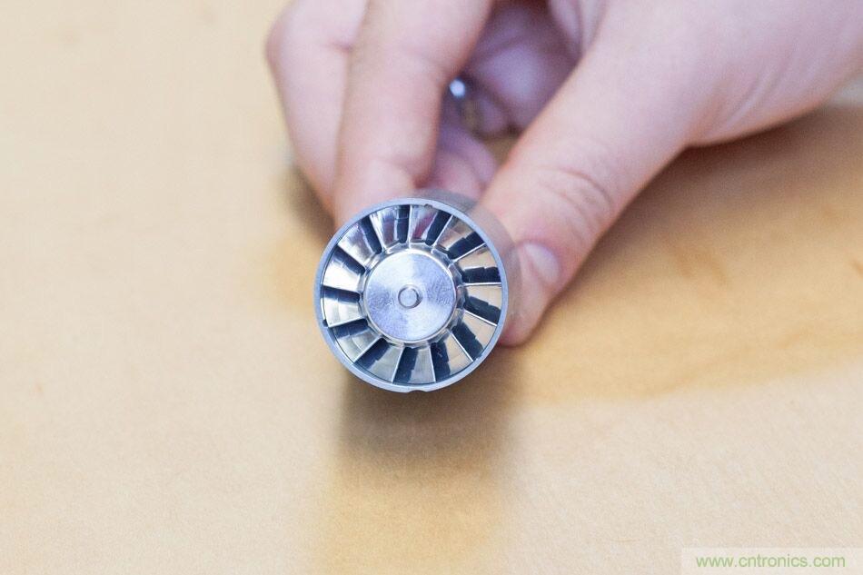 拆解戴森吹風機：近三千元的價格貴在哪？