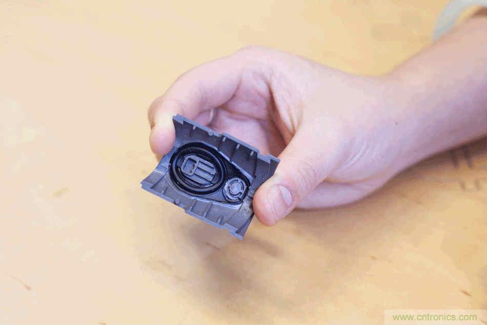 拆解戴森吹風機：近三千元的價格貴在哪？