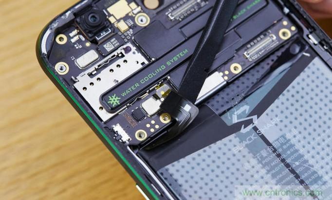 拆解黑鯊手機:多級直觸一體式液冷系統有什么門道?