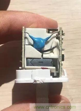 拆了個電容之后，我的iPhone也會自動訂房了