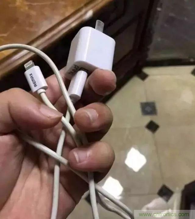 拆了個電容之后，我的iPhone也會自動訂房了