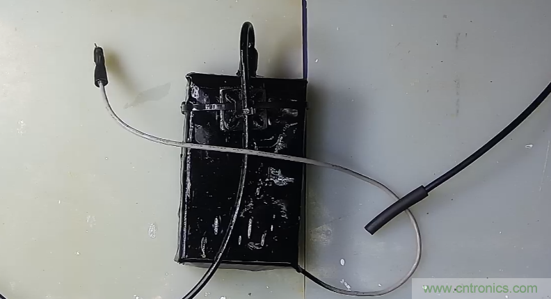 電燈泡內通有交流電，為什么看不到燈泡在閃爍？